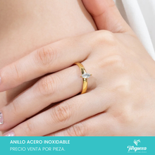 Cargar imagen en el visor de la galería, Anillo Liso con Zirconia Rombo Dorado Acero Inoxidable
