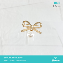 Cargar imagen en el visor de la galería, Broche Prendedor Moño Dorado con Perla colgante (2.8cm) #011
