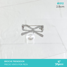 Cargar imagen en el visor de la galería, Broche Prendedor Moño Plateado con Perla colgante (2.8cm) #012
