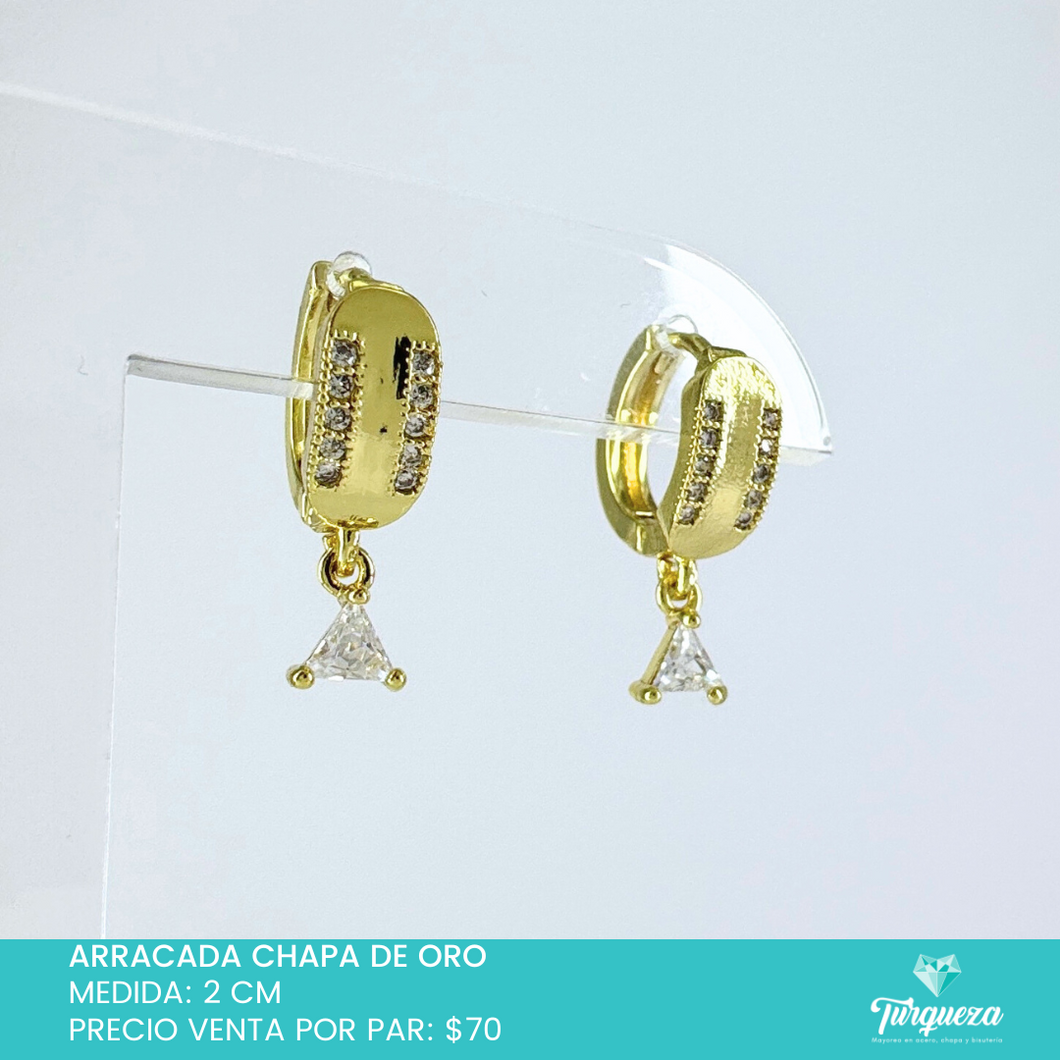 Arracadita con Dije Triangulo de Zirconia Chapa de Oro