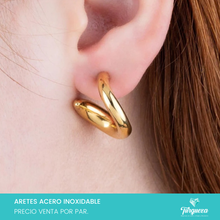 Cargar imagen en el visor de la galería, Arete Ondulado Dorado (2cm) Acero Inoxidable
