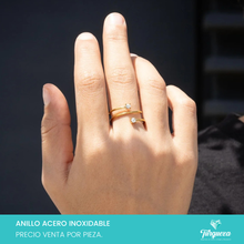 Cargar imagen en el visor de la galería, Anillo Espiral con Zirconias Dorado Acero Inoxidable
