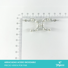 Load image into Gallery viewer, Aretes Arracadas Contorno Corazon con Perlas Plateada  Acero Inoxidable

