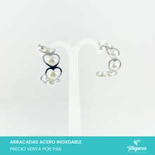 Load image into Gallery viewer, Aretes Arracadas Contorno Corazon con Perlas Plateada  Acero Inoxidable

